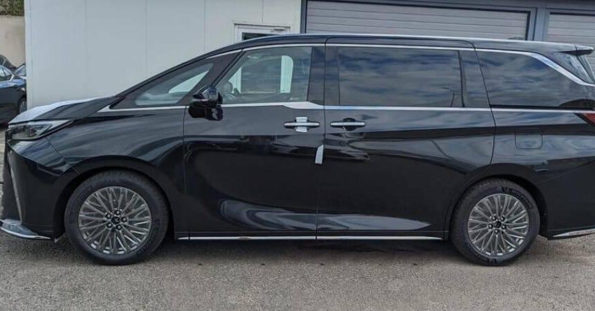 LEXUS LM350 2024