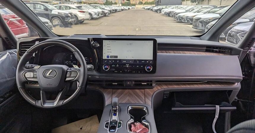 LEXUS LM350 2024