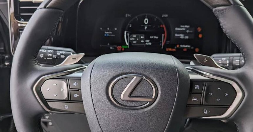LEXUS LM350 2024